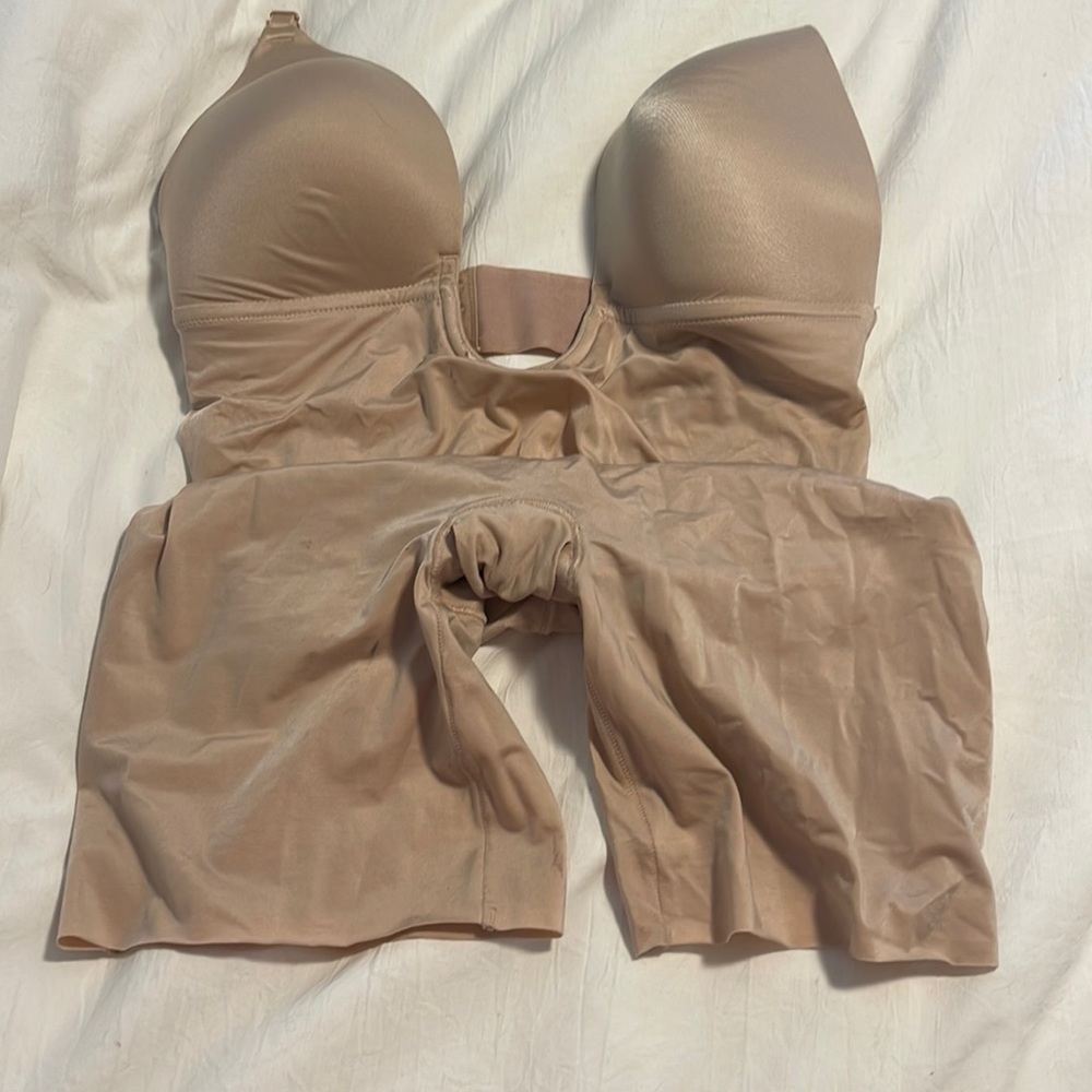 Spanx Suit Your Fancy Plunge Low-Back Mid-Thigh Bodysuit SZ. LG